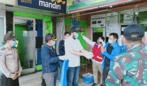 Tim Gugus Tugas Percepatan Penanganan Covid -19 Padang Panjang Serahkan APD dan Masker
