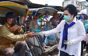 Antisipasi Covid-19 Anggota DPR RI Ary Egahni Berikan Sumbangan dan Masker Buat Warga