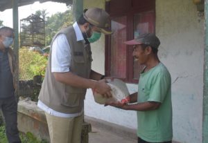 Hari I PSBB, Fadly Amran Salurkan Sembako bagi 8.432 KK yang Terdampak COVID -19