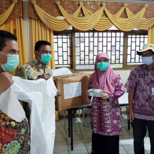 Dinas Pangan dan Pertanian Padang Panjang Sumbangkan 166 APD untuk Tenaga Medis