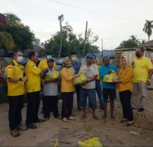 Ditengah Pandemi Covid- 19, DPD Partai Golkar Barsel Salurkan Sembako ke Masyarakat