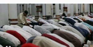 Tanpa Jarak, Ribuan Jemaah Sholat Tarwih di Mesjid Baiturrahman Aceh