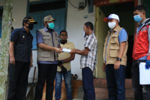 Wako Fadly Amran ‘Door to Door’ Serahkan BLT ke Warganya