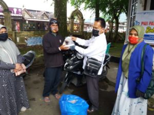 PWI Pdg Pjg Bagi bagi Menu Berbuka untuk Ojek, Sopir dan Tukang Sol Sepatu