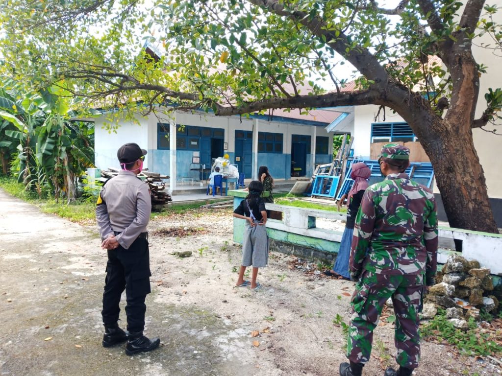 Tim Gugus Tugas Binongko Laksanakan Rapid Test Terhadap Anggota Keluarga OTG