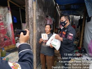 Task Force Kemanusiaan Covid-19 MPC Pemuda Pancasila Jakarta Selatan Berbagi Sembako dan Semprotkan Disinfektan