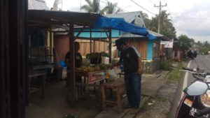 Pandemi Covid-19 : Berjualan Di Depan Rumah Solusi Membantu Keluarga