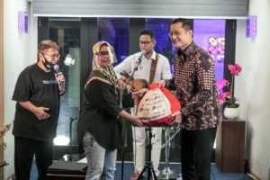 Jadi Tamu Istimewa, Mensos Serahkan Bansos di “Konser 7 Ruang” Andre Hehanusa