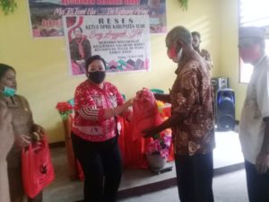 Ketua DPRD Alor Reses ke Kalabahi Barat, Bagikan Sembako dan Masker