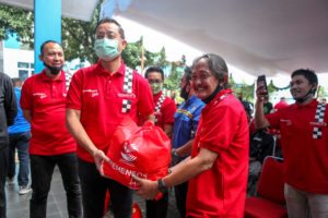 Mensos Distribusikan 1000 Paket Sembako untuk Pekerja Otomotif Terdampak Pandemi