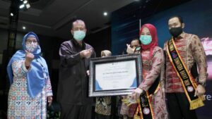 Wako Fadly Amran dan dr Dian Puspita Raih ABG Award