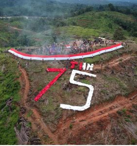 Turut Meriahkan HUT RI ke 75, Masyarakat Korban Banjir Bandang Bentangkan Bendera Merah Putih Sepanjang 75 Meter