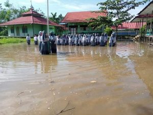 Dalam Suasana Banjir Sebuah Sekolah di Katingan Tetap Semangat Gelar Upacara HUT RI Ke 75