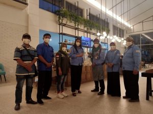 Peduli Masyarakat, Yushinta Syarief Berbagi Masker dan Hand Sanitizer