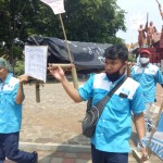 Tolak Omnibuslaw, SPN Pekalongan Gelar Teatrikal & Tabur Bunga di Monumen Joeang