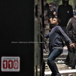 Salah Seorang Peserta Aksi Melakukan Perlawan Saat Aparat Keamanan Menyemprotkan Water Canyon Kepada Para Demonstran dlm Aksi Penolakan UU Omnibuslaw di Depan Gedung DPRD Kota Pekalongan. Kamis (8/10)