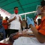Menteri Sosial Salurkan Bantuan dan Tinjau Produk UMKM di Semarang