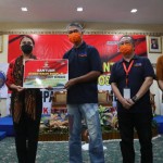 Dharma Wanita Kemensos Bagikan Ribuan Paket Bantuan untuk Pekerja Hotel Terdampak Pandemi,