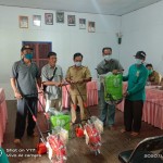 Kades Tumbang Lahang Serahkan Bantuan Dari Dana Desa Bagi 7 Kelompok Tani