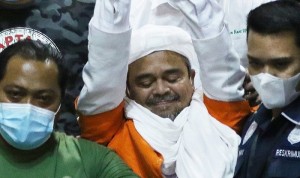 Setelah Habib Rizieq Ditahan, Ribuan Massa Berkumpul di Petamburan