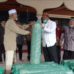 Wakil Wali Kota Lhokseumawe Serahkan Sajadah ke Puluhan Mesjid