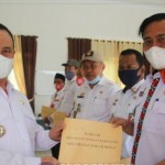 Wabup Lambar Serahkan Penghargaan Lunas PBB Tahun 2020