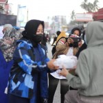 Anggota DPR RI Rezka Oktoberia Bagikan Takjil ke Masyarakat