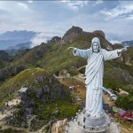 Bendera Merah Putih Berkibar di Patung Jesus Tertinggi di Dunia