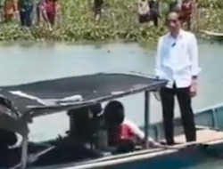 Naik Sampan ke Cilacap, Netizen : Satu-satunya Presiden Naik Gituan