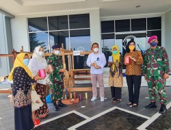 Lantamal II Padang Salurkan Lagi Bantuan Alat Tenun bagi Warga Maritim Sungai Pisang