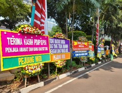 Karangan Bunga Dukung Interpelasi Gubernur Anies Baswedan Banjiri Gedung DPRD DKI