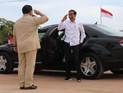 Sambut Presiden Jokowi di Merauke, Menhan Prabowo Hormat Sempurna