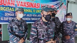 Lantamal II Vaksin Warga dari atas KRI Bontang 907, Laksma Hargianto : Ini Kepedulian TNI AL
