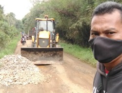 Warga yang Tergabung Dalam SP24 Perbaiki Jalan Secara Swadaya