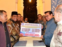 Agung Laksono Serahkan Bantuan bagi Sekolah terkena Bencana Alam di Padang Pariaman