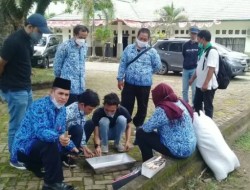 Dinas Pertanian Bartim Terima dan Menyerahkan Alat Panen Karet