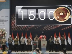 Airlangga Tutup Perdagangan Bursa, Wimboh : Kapitalisasi Saham Tertinggi Rp8.354 Triliun