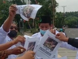 Warga Karawang Injak-injak dan Bakar Foto Arteria Dahlan
