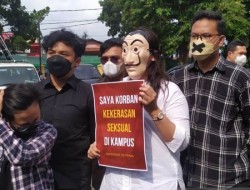 Sambut Nadiem di Unpad, Mahasiswi Ini Bentangkan Poster ‘Saya Korban kekerasan Seksual’