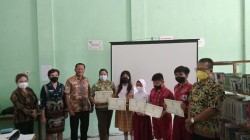 Siswa SDN Dusun Timur Mendapatkan Piagam Penghargaan