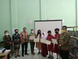 Siswa SDN Dusun Timur Mendapatkan Piagam Penghargaan