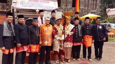 ARSYAD RASYID Melawan Pengusaha MINANG