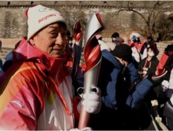 Kedinginan, Jackie Chan Tetap Antusias Bawa Obor Olimpiade Musim Dingin Beijing