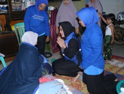 Kunjungi Tenda Pengungsian Gempa Pasaman Barat, Rezka Oktoberia Berikan Bantuan