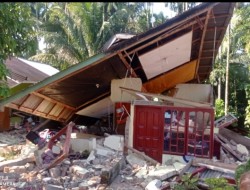 Gempa Hantam Pasaman Barat, Arsyad Rasyid Bantu Rendang Senilai Rp10 Juta