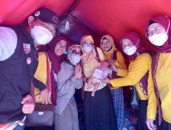 Bundo Kanduang Lampung Door To Door Serahkan Bantuan Gempa Pasaman