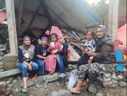 Lima Jam Menempuh Jalan Bebatuan, Tim WAG Top100 Capai Sasaran Bantuan Gempa Pasaman