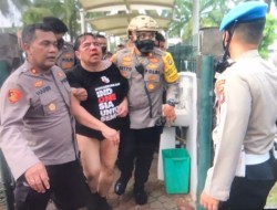 Nyatakan Dukung Demo Mahasiswa Ade Armando Dikeroyok Massa Digedung DPR