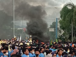 Ricuh Saat Demo Mahasiswa, Polisi Lepaskan Gas Air Mata