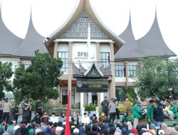 Aksi Demo Mahasiswa Paliko Tertib di Depan Kantor DPRD Kota Payakumbuh, Para Dewan Sepakat dengan Aspirasi Mahasiswa